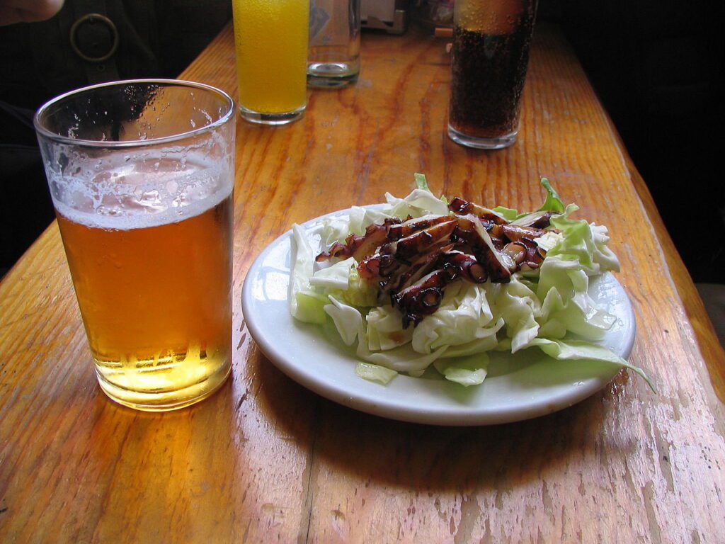 cerveza y pulpo seco