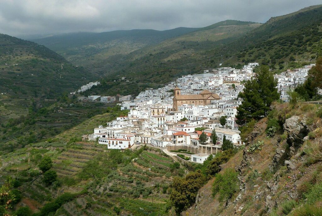 Vista panorámica del pueblo de Ohanes, encaramado en la ladera sobre el valle del Andarax.