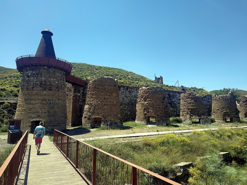 Torres de calcinación en Lucainena de las Torres, vestigios del pasado minero integrados en la actual Vía Verde
